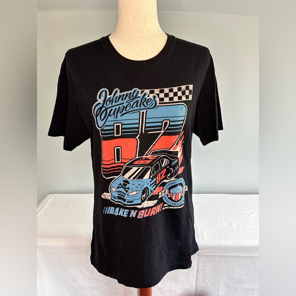 JOHNNY CUPCAKES 2015 American Raceway Bake N Burn Race Car T-Shirt Mens M Nascar